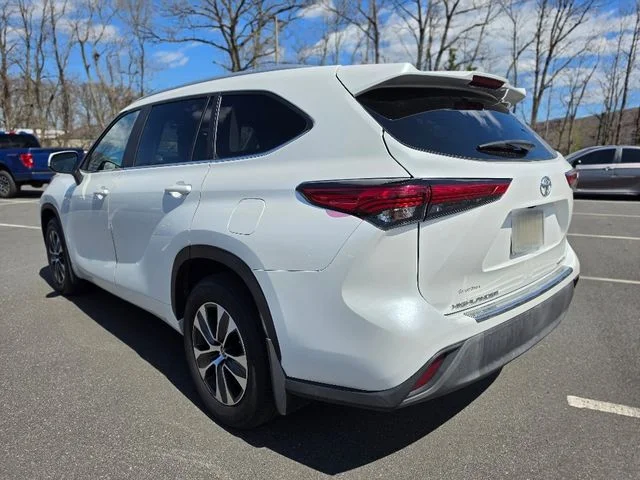 Used 2023 Beige Toyota XLE image 5