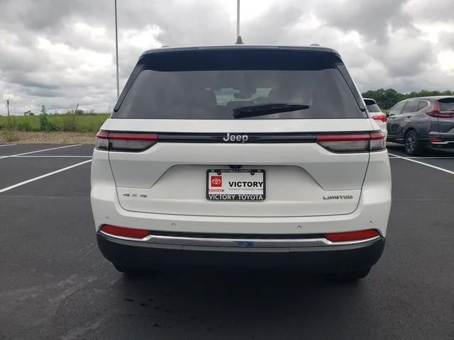 Used 2023  Jeep Limited image 6