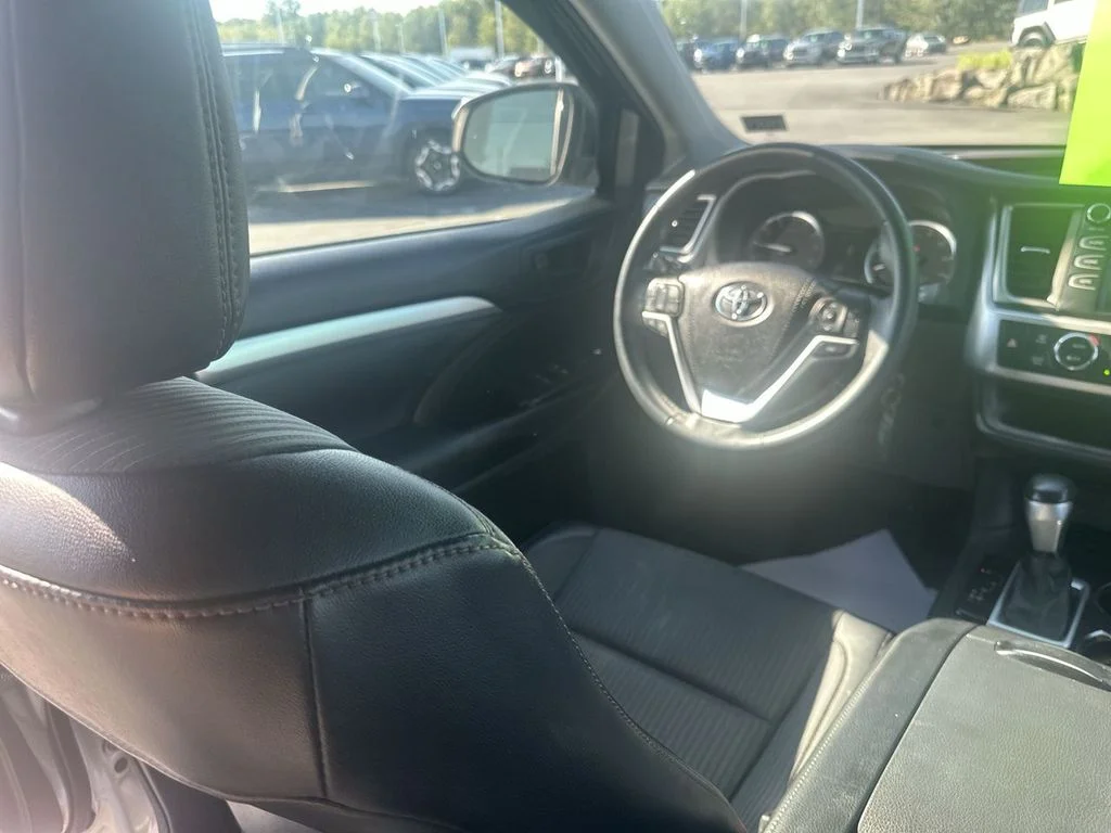 Used 2016 Silver Toyota LE V6 image 15