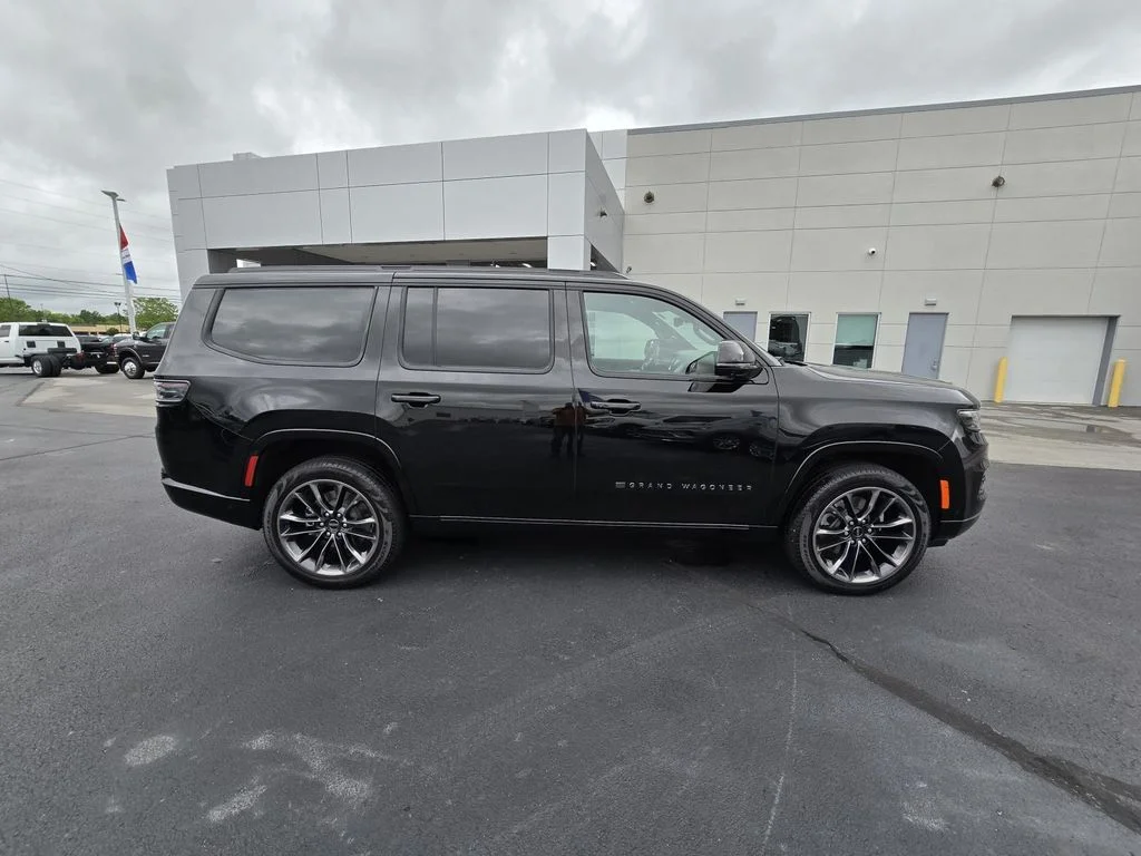 Used 2024 Diamond Black Crystal Pearlcoat Jeep Series III Obsidian image 8