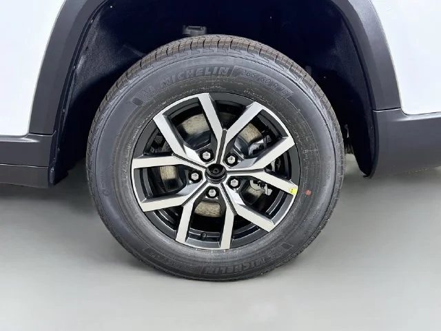 New 2027 White/off-white Jeep Laredo X image 31