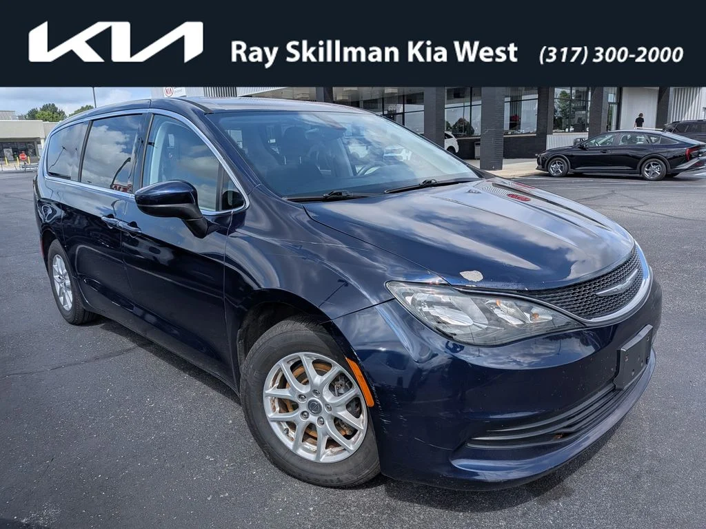 2017 Chrysler Pacifica Touring's photo