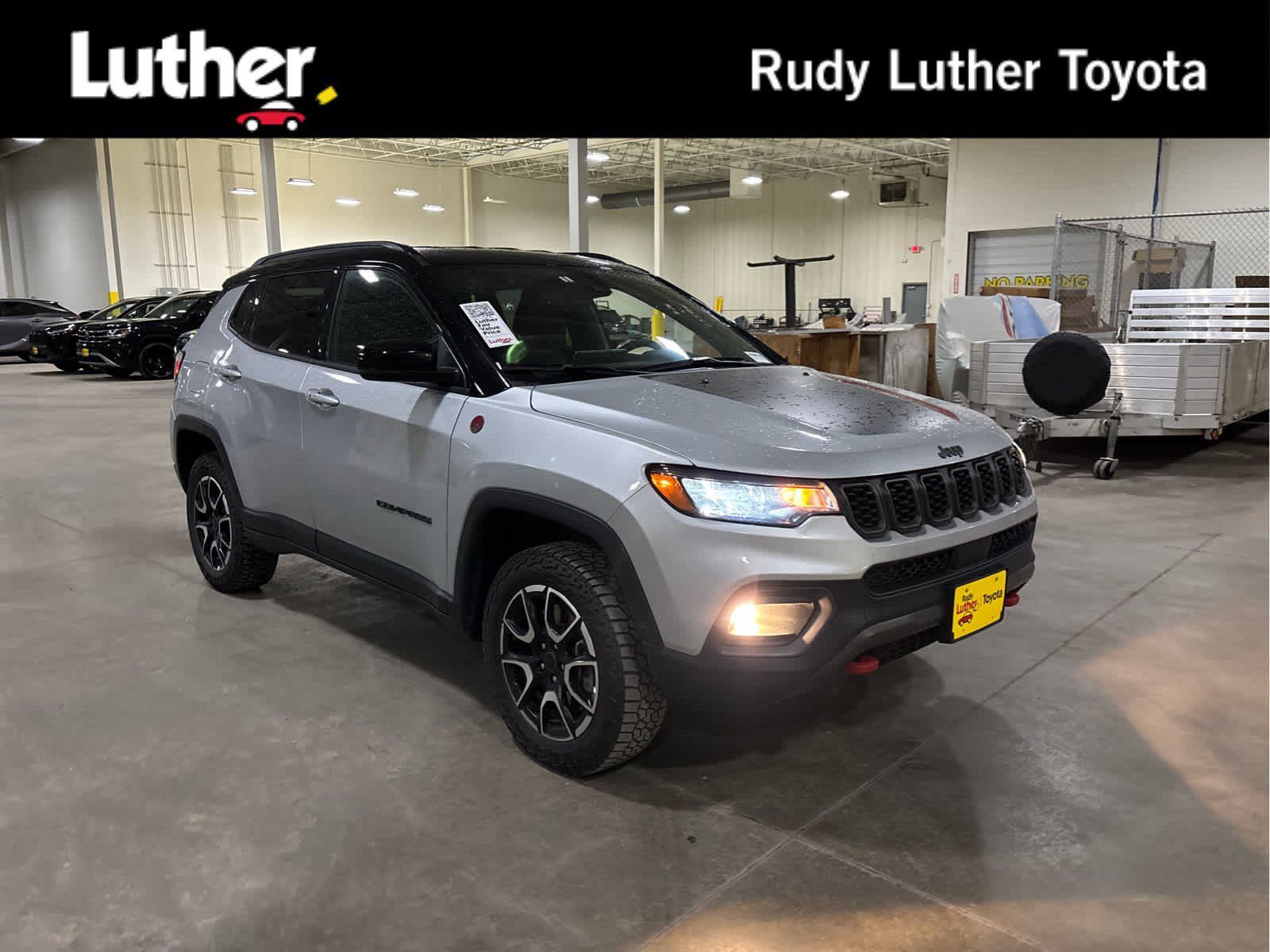 Used 2025 Silver Zynith Metallic Clearcoat Jeep Trailhawk image 1