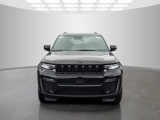 New 2026 Diamond Black Crystal Pearl-Coat Exterior Paint Jeep Limited image 2