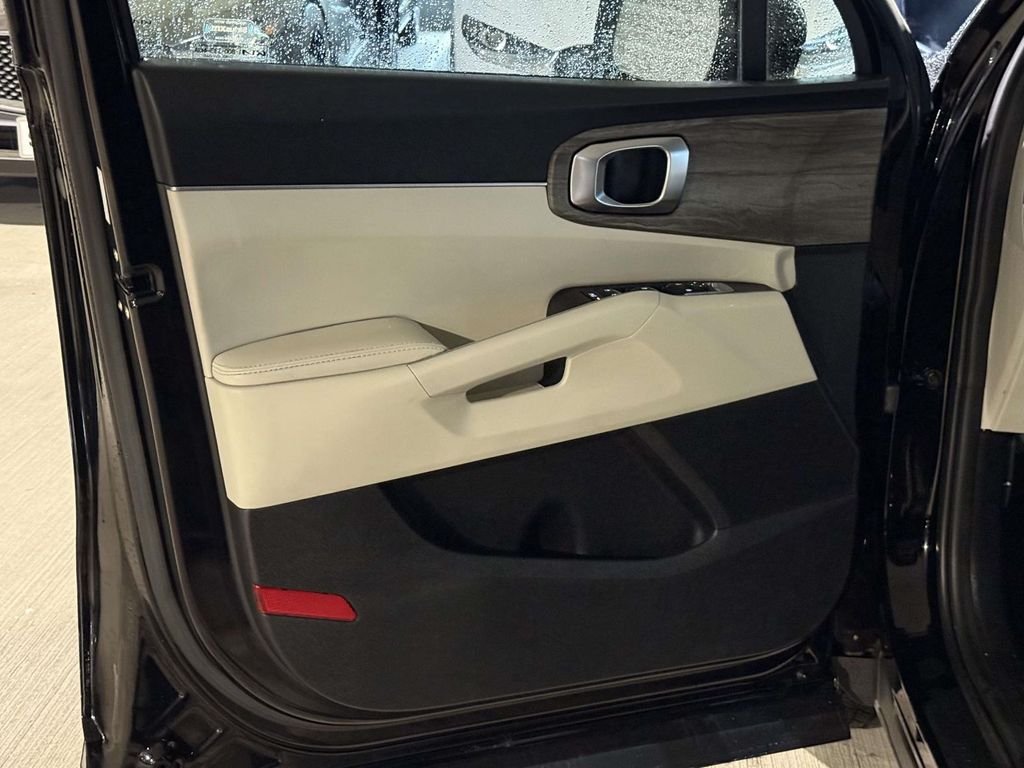 Used 2022 Black Kia S image 27
