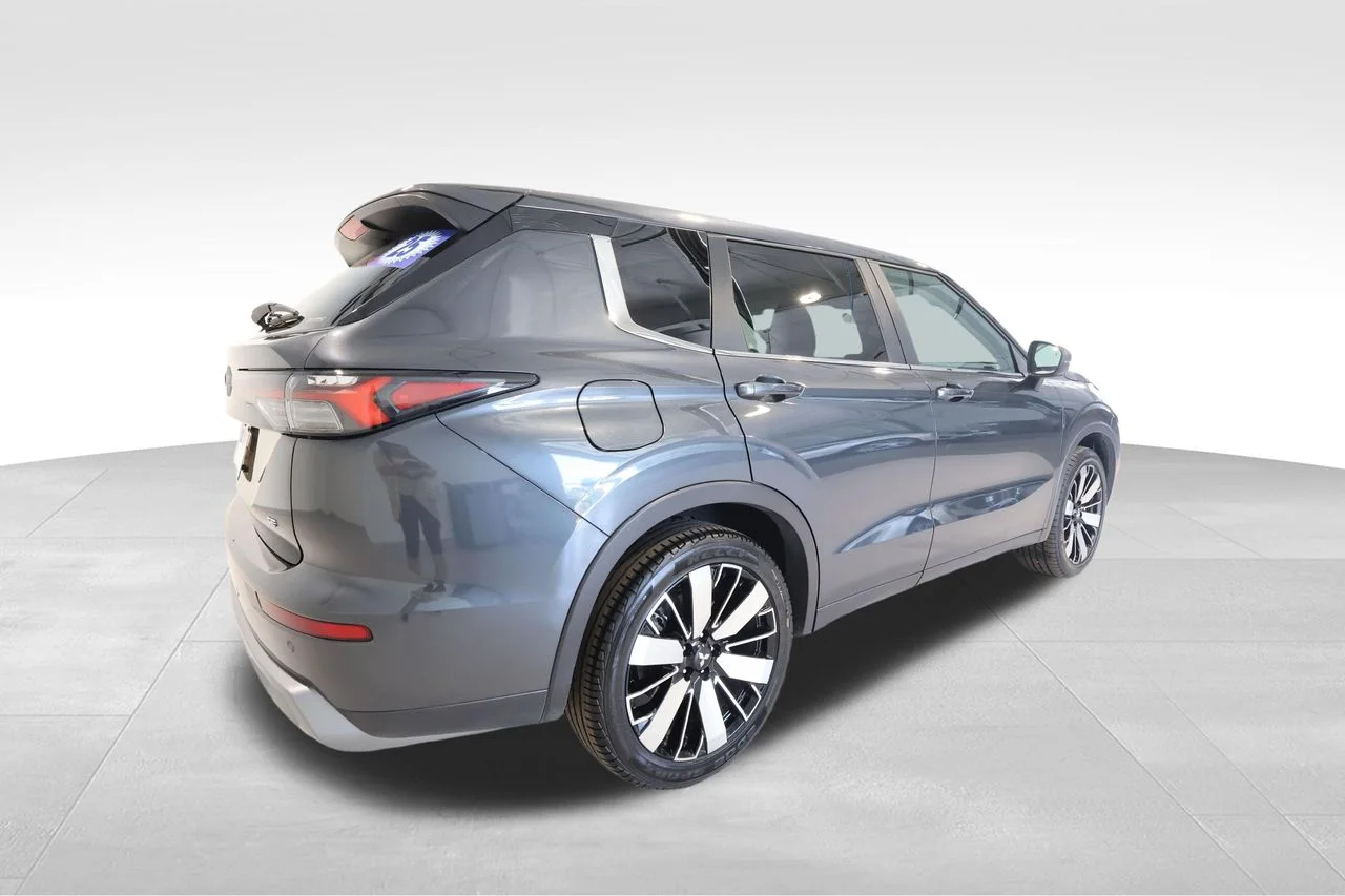 Used 2025 Gray Mitsubishi SE image 4