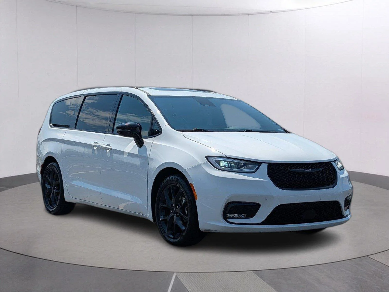Used 2025 Bright White Clearcoat Chrysler Limited image 7