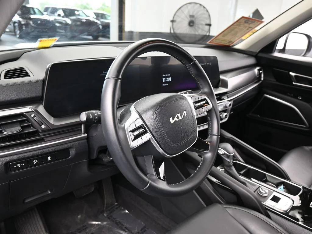 Used 2025 Glacial White Pearl Kia LX image 9