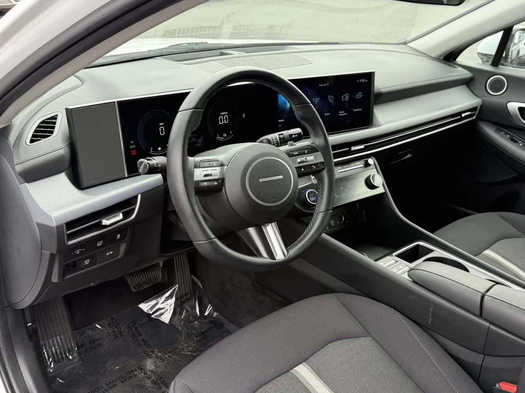 Used 2025 White Hyundai SEL image 2