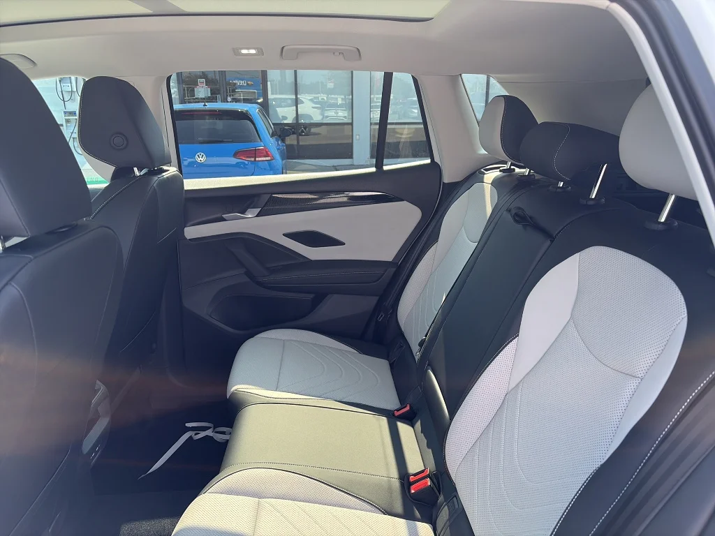 2025 Volkswagen Tiguan SE - Photo 13