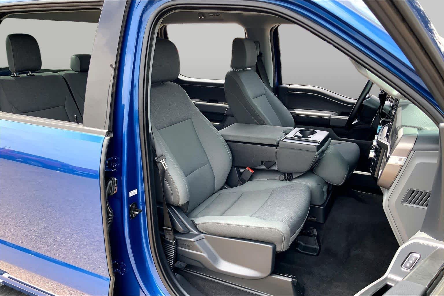 Used 2025 Atlas Blue Metallic Ford XLT image 9