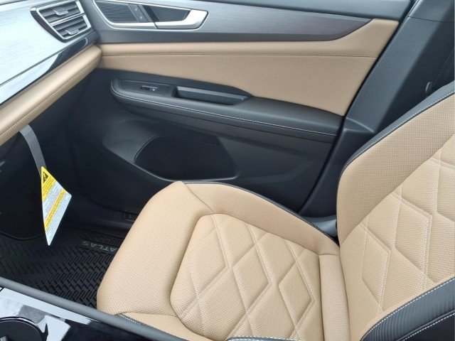 New 2026 Deep Black Pearl Volkswagen SE w/Technology 4M image 17