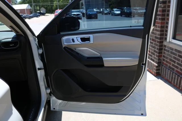 Used 2020 White Metallic Ford Platinum image 39