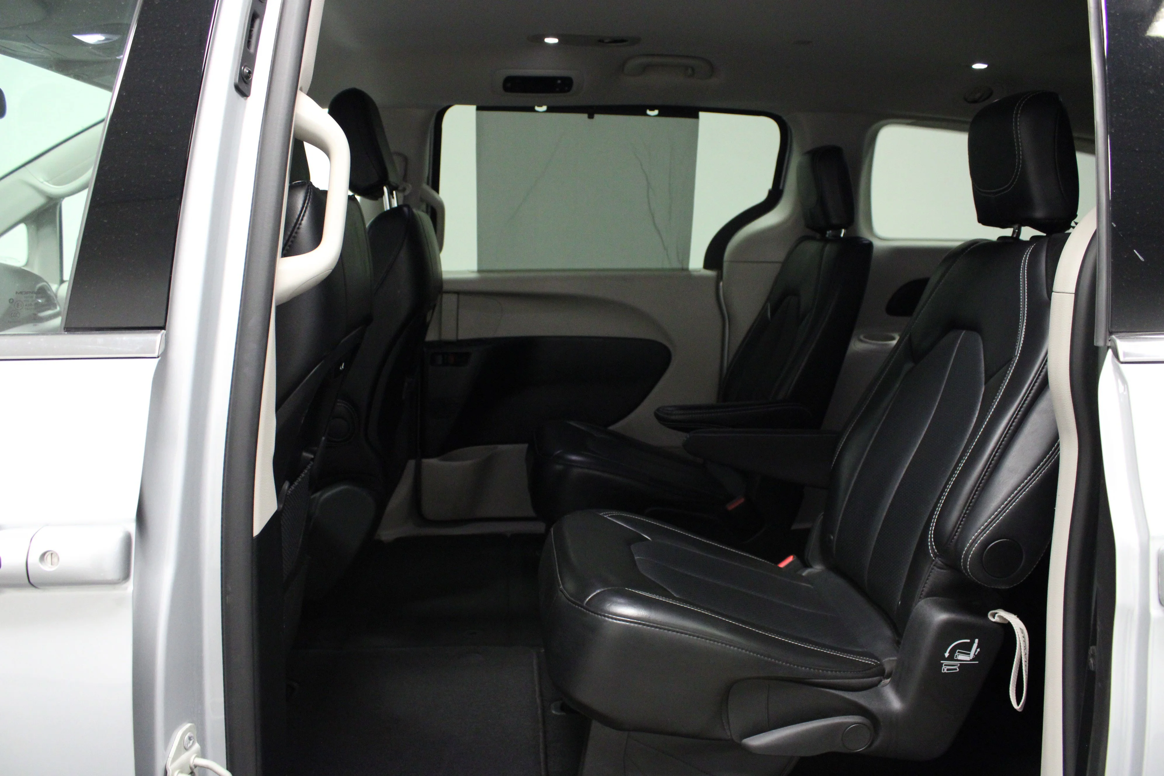 Used 2024 Silver Mist Clearcoat Chrysler Touring L image 13