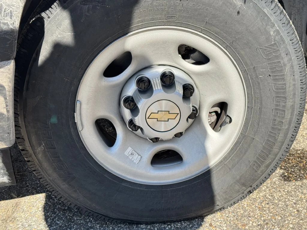 New 2026 Summit White Chevrolet 1WT image 4