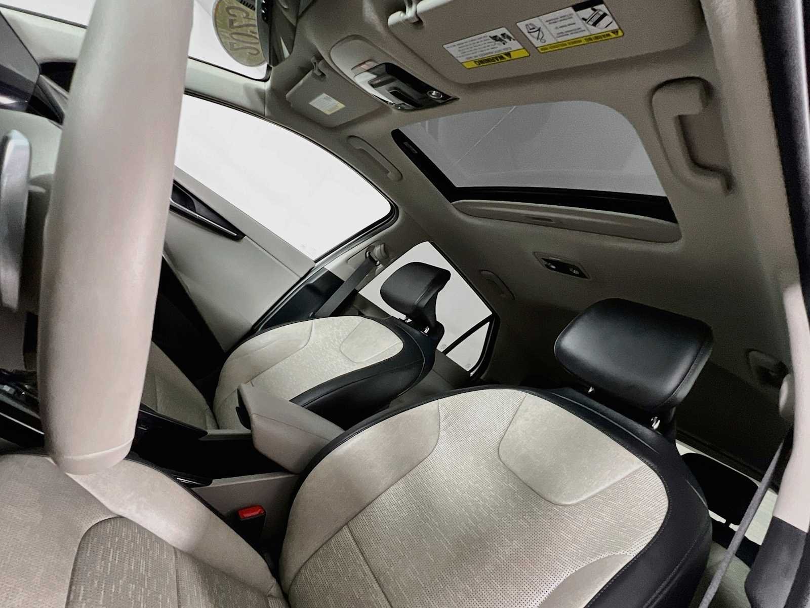 Used 2025 Snow White Pearl Kia Wave image 23