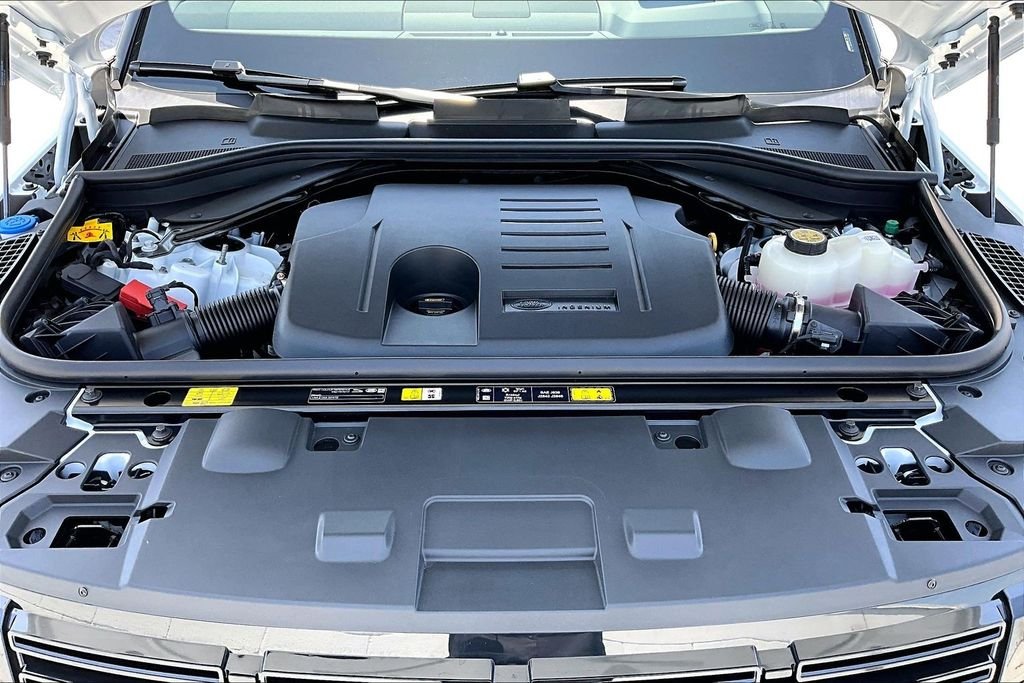 New 2026 FUJI WHITE Land Rover Dynamic SE image 12
