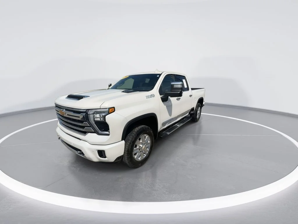 Used 2024 Beige Chevrolet High Country image 4