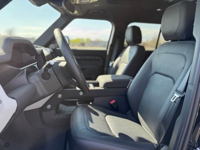 New 2023 Santorini Black Land Rover SE image 14