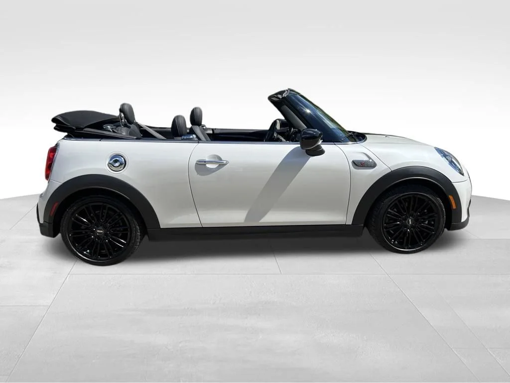 Used 2024 White MINI Signature image 3
