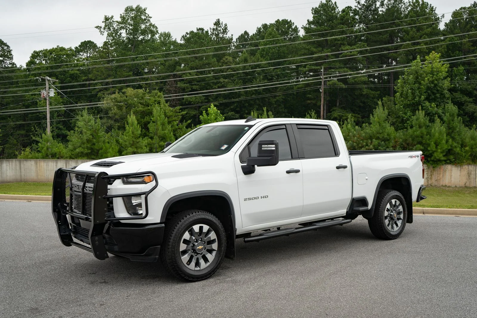 Used 2022 White Chevrolet Custom image 3