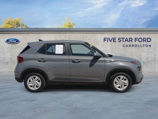 Used 2022 Gray Hyundai SE image 9