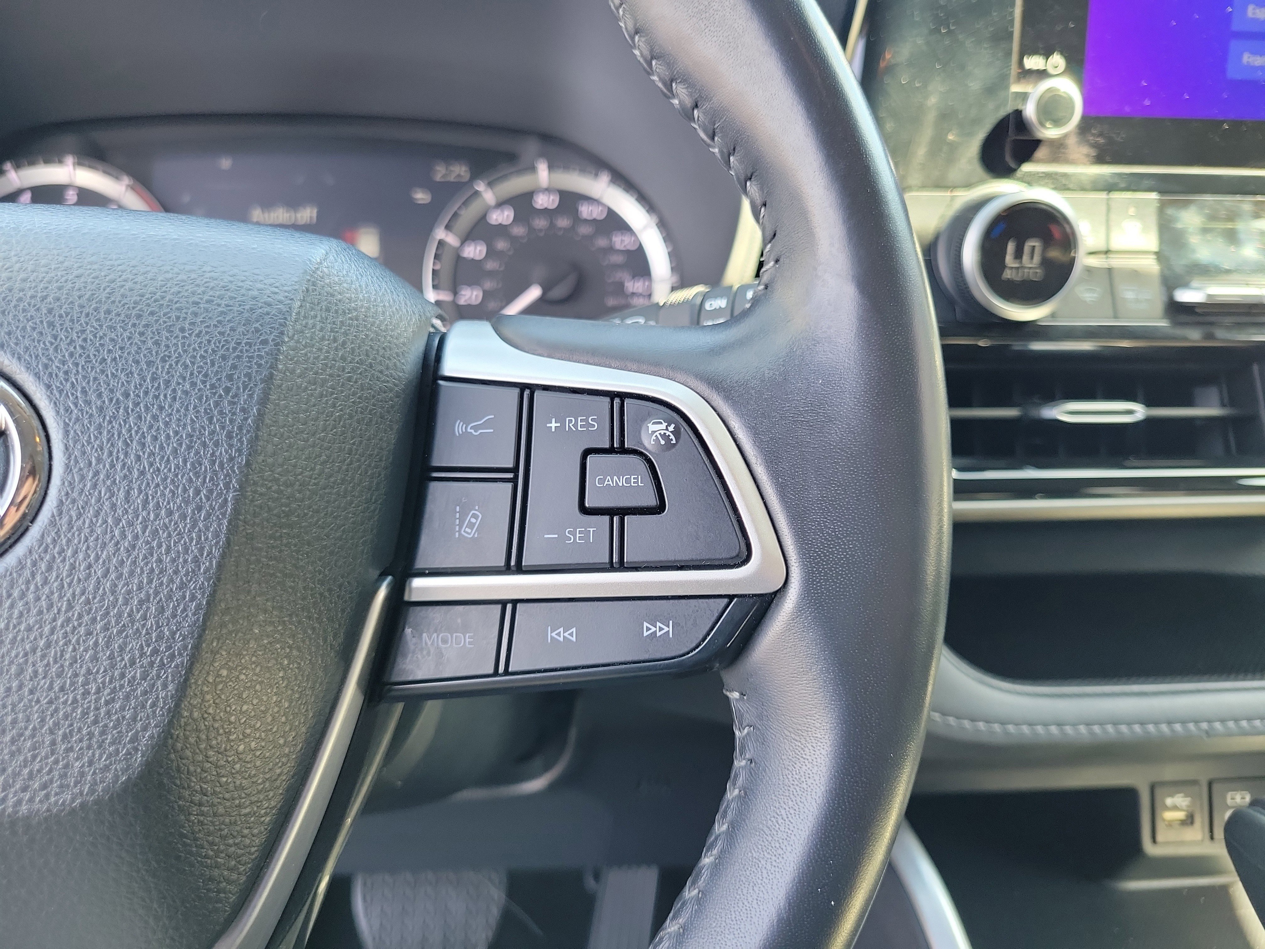 2024 Toyota Highlander LE - Photo 23