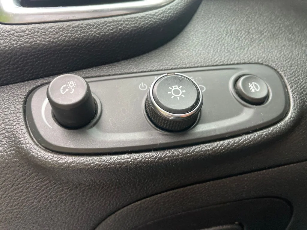 Used 2018 Summit White Chevrolet Premier image 10