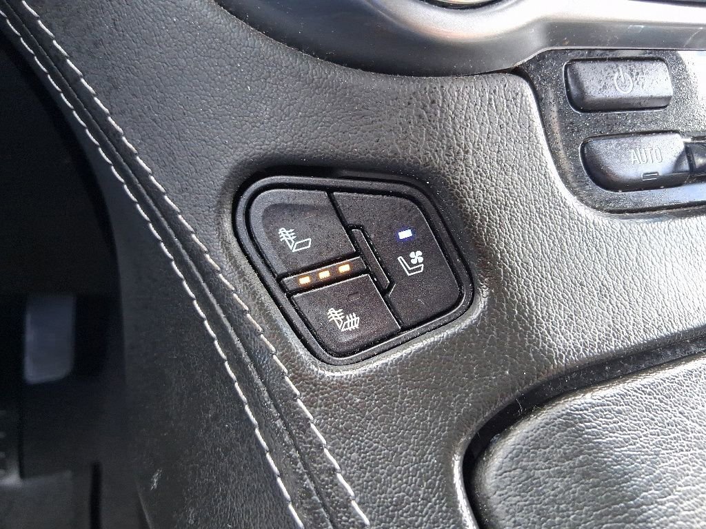 Used 2019 SUMMIT WHITE Chevrolet Premier image 25