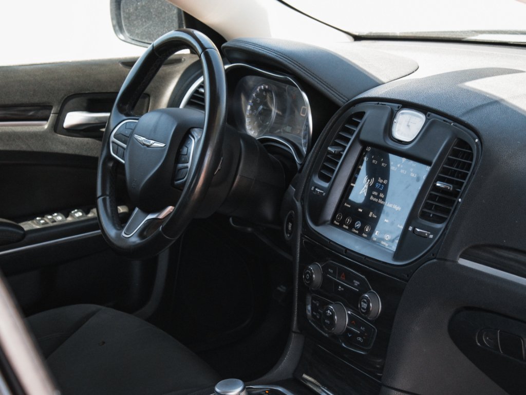 Used 2018 Gloss Black Chrysler Touring image 26
