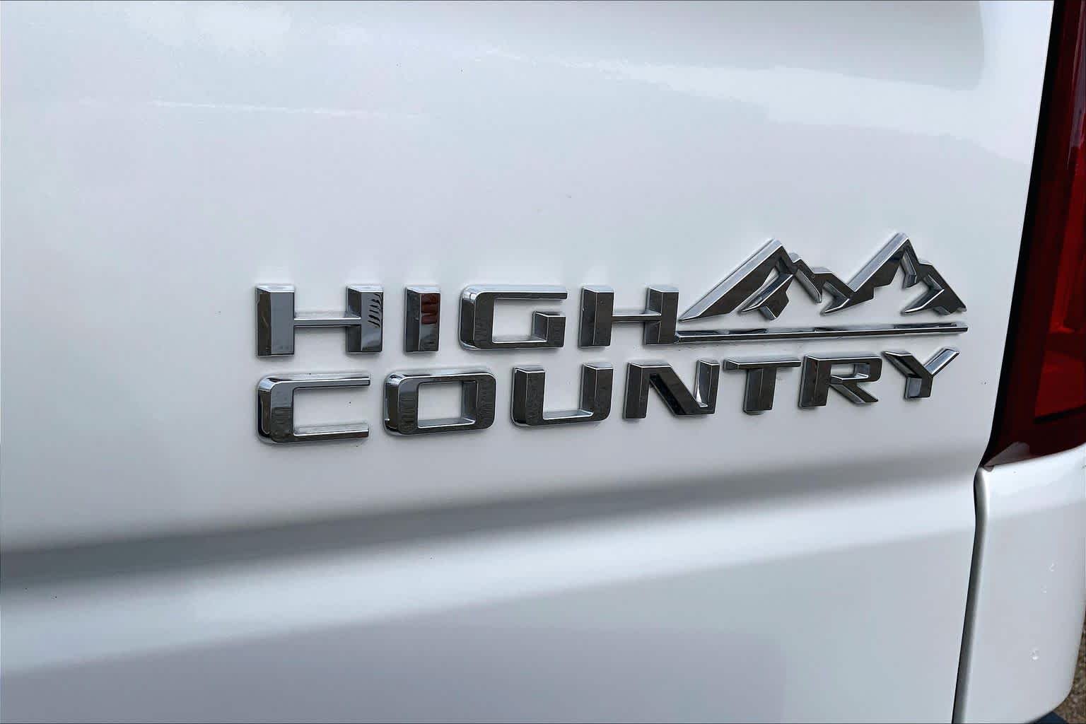 Used 2024 Iridescent Pearl Tricoat Chevrolet High Country image 10