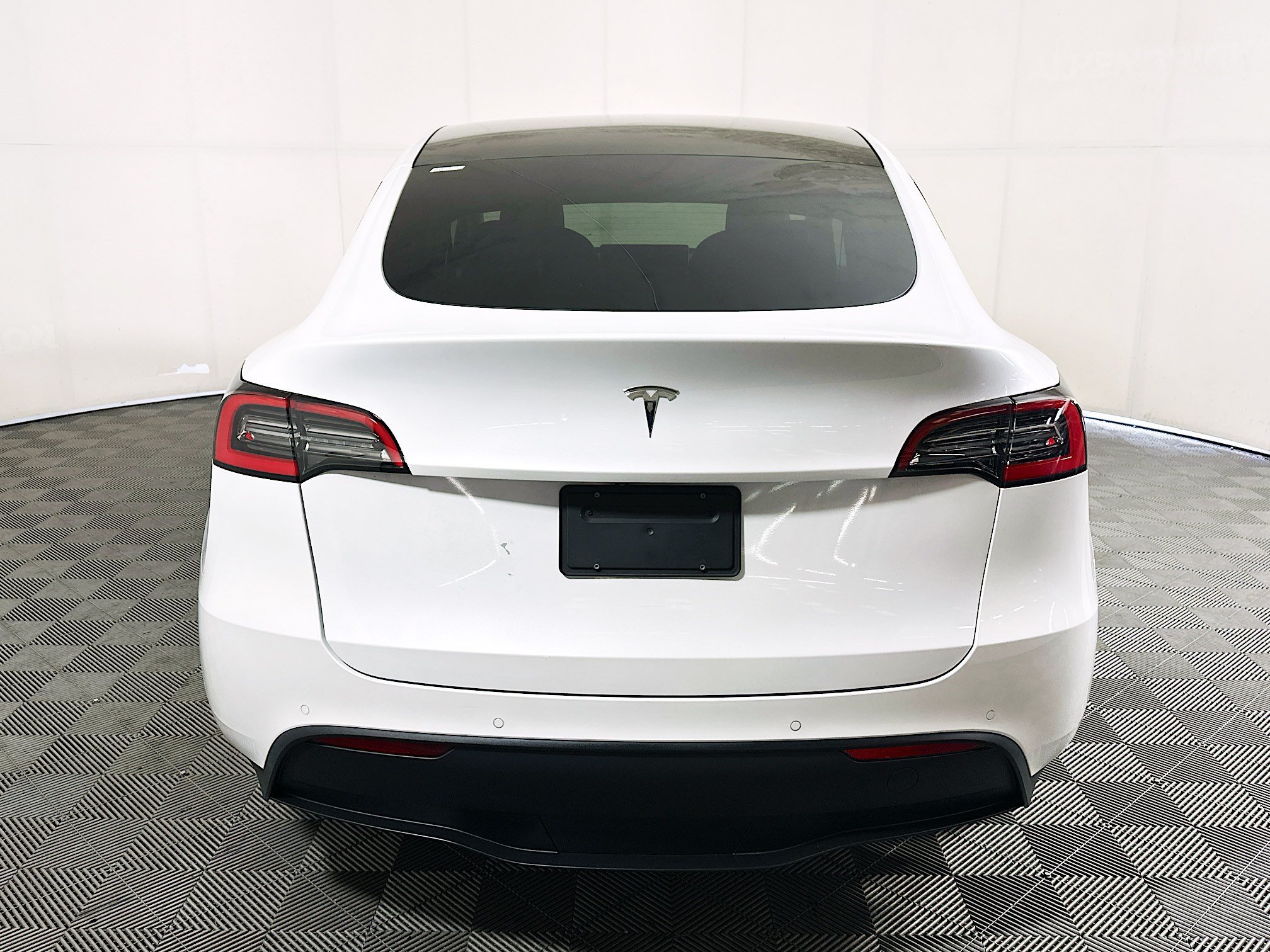 Used 2021 White Tesla Standard Range image 4