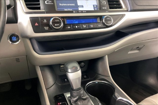 Used 2017 Silver Toyota XLE image 8
