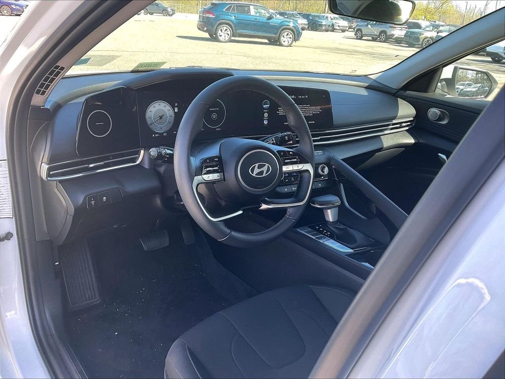 Used 2025 White Hyundai SEL Convenience image 8
