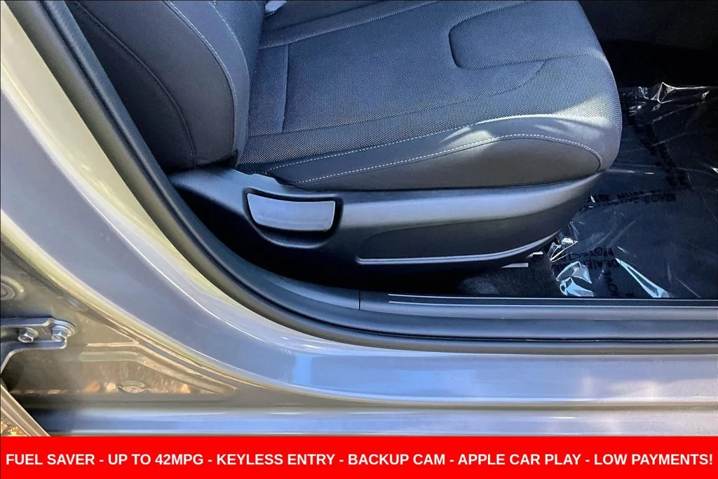 Used 2023 Silver Hyundai SE image 31
