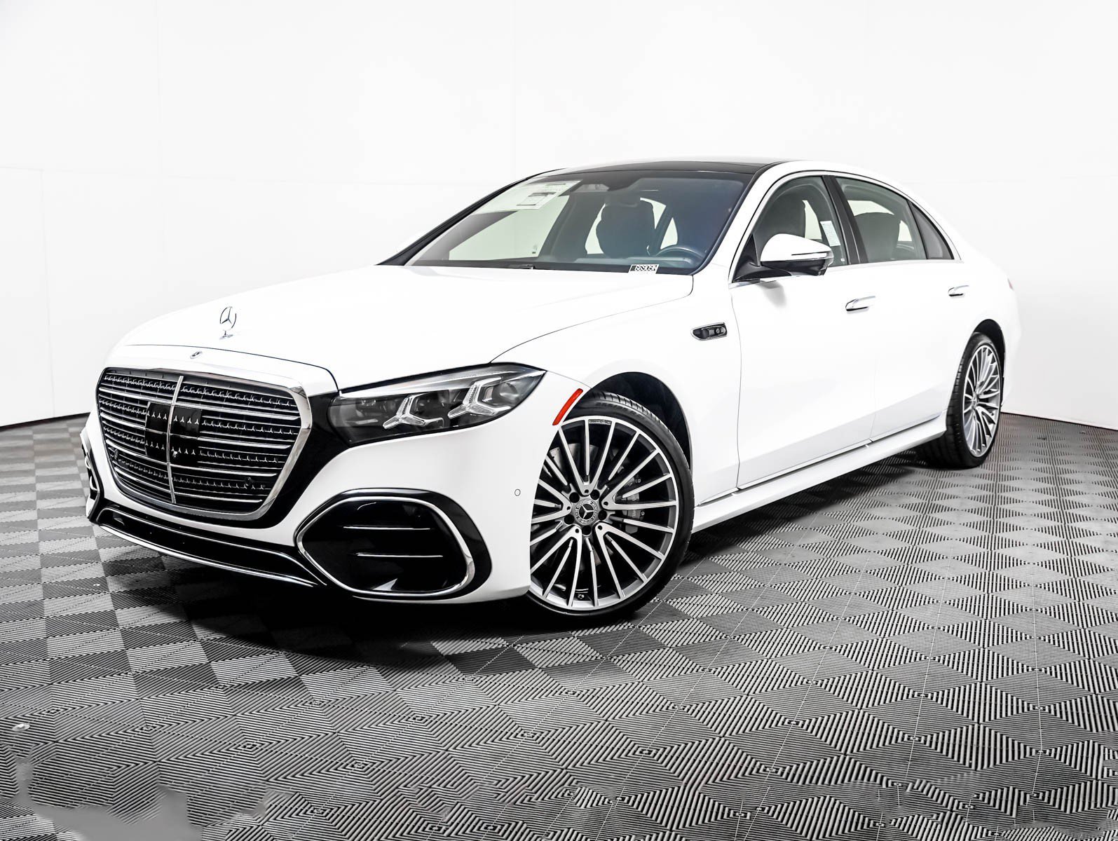 New 2027 MANUFAKTUR Moonlight White Metallic Mercedes-Benz S 580 image 1