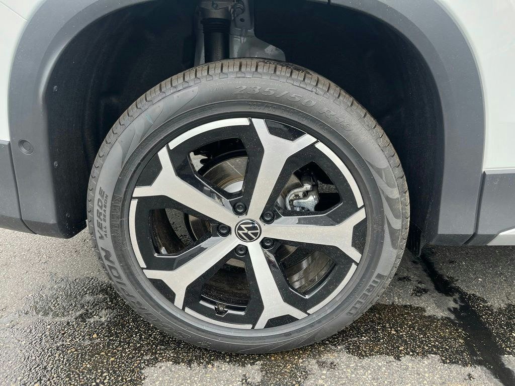 New 2026 White/off-white Volkswagen SE image 30