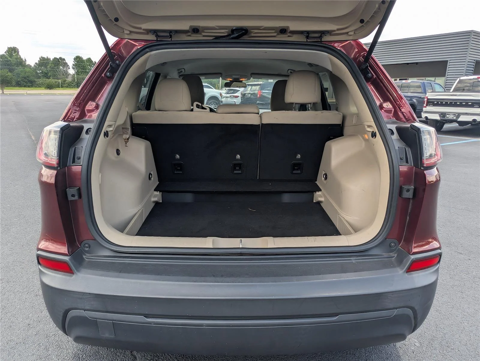 Used 2019 Velvet Red Pearlcoat Jeep Latitude image 32
