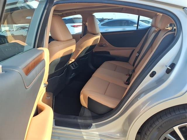 2025 Lexus ES 350 - Photo 17