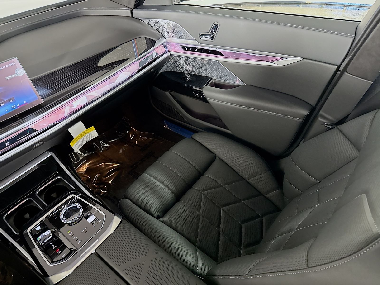 New 2026 Dravit Grey Metallic BMW 750e xDrive image 25