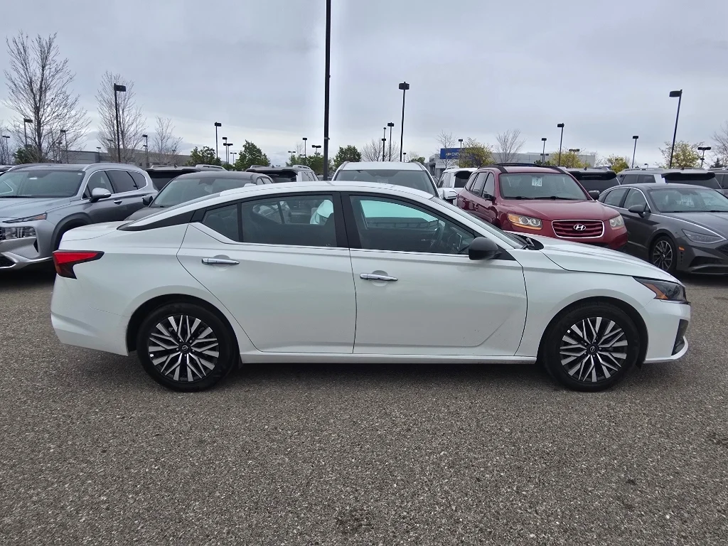 Used 2025 Glacier White Nissan SV image 5