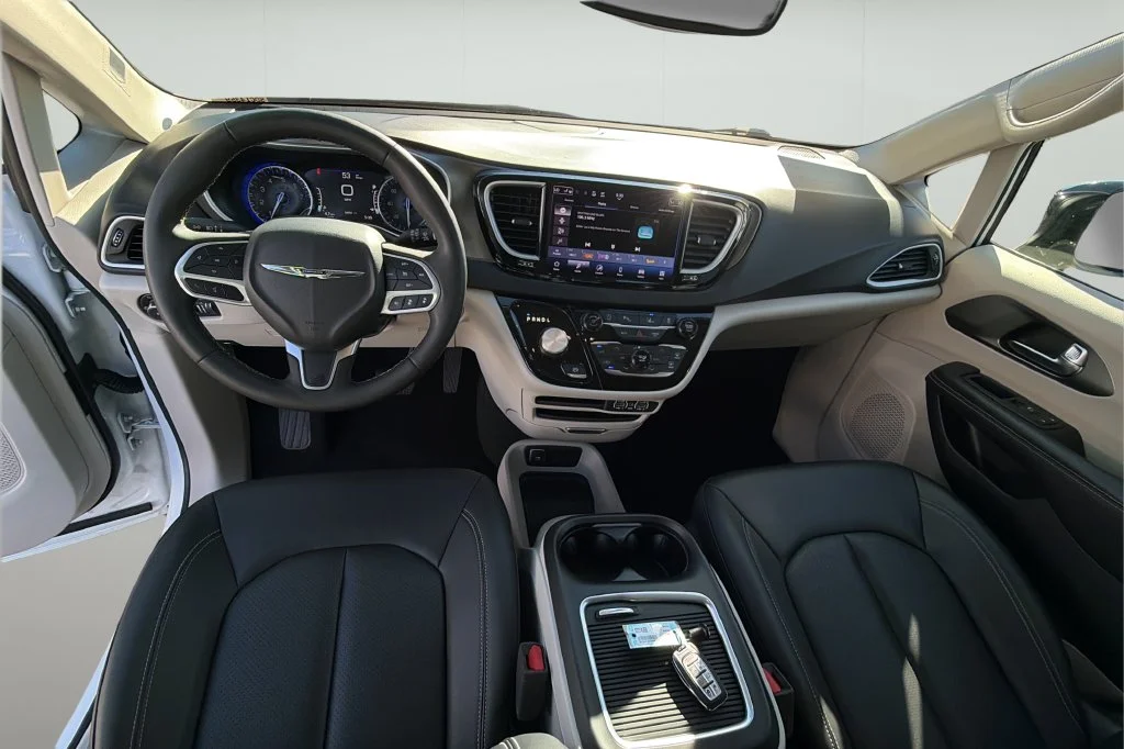 Used 2024 White Chrysler Touring L image 19