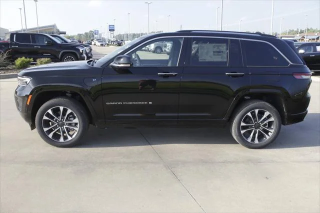 New 2022 Diamond Black Crystal Pearlcoat Jeep Overland 4xe image 6
