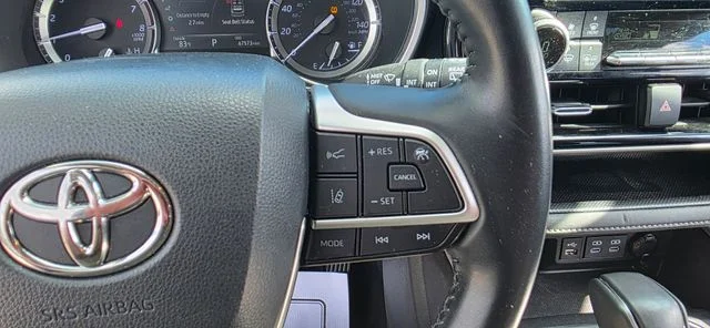 Used 2022 Silver Toyota XLE image 17