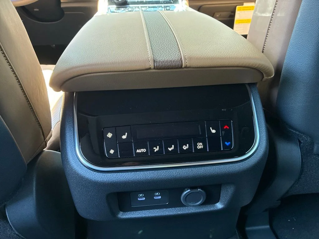 New 2026 Everest White TriCoat / Super Black Two-tone Nissan Platinum Reserve image 19