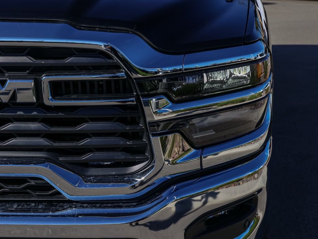 New 2026 Diamond Black Crystal Pearl-Coat Exterior Paint RAM Tradesman image 9