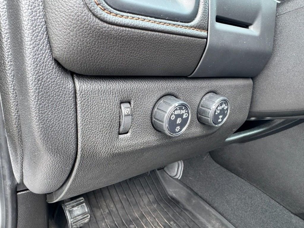 Used 2021 White GMC AT4 w/Cloth image 16