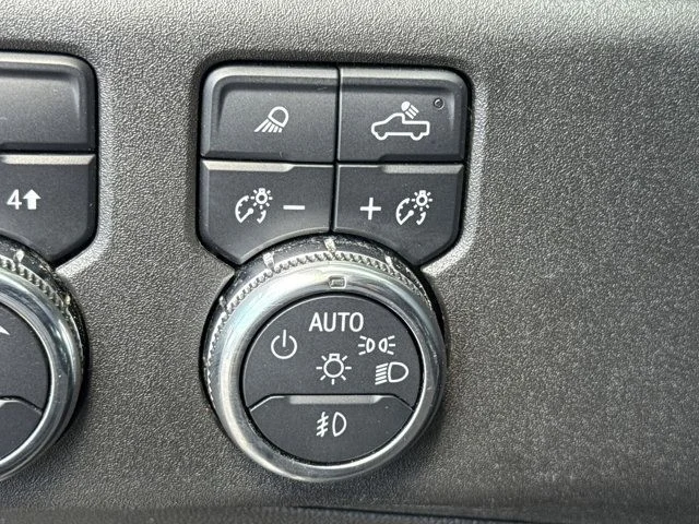 Used 2025 Silver GMC SLT image 31