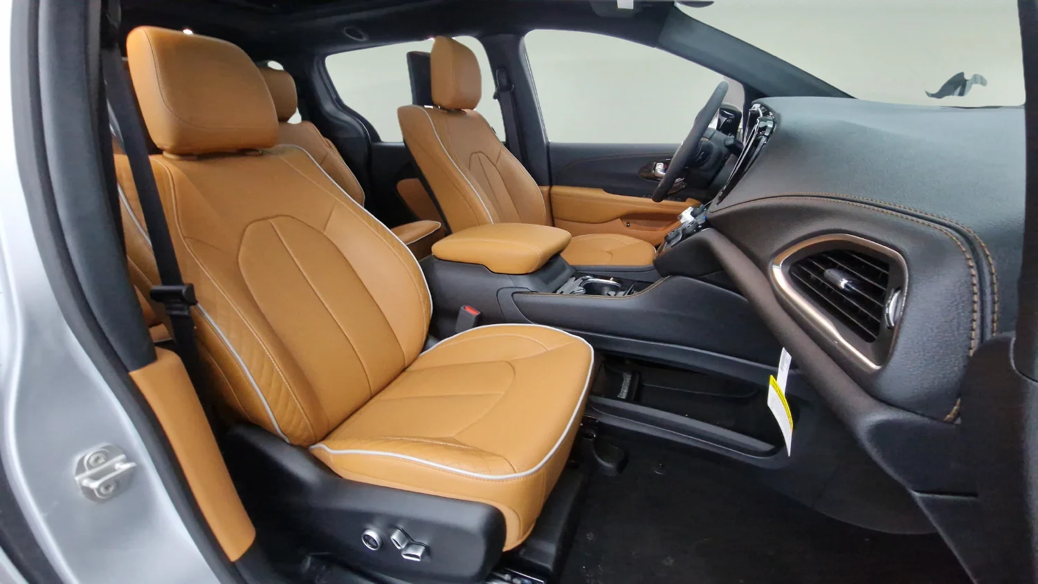 Used 2023 Silver Chrysler Pinnacle image 27