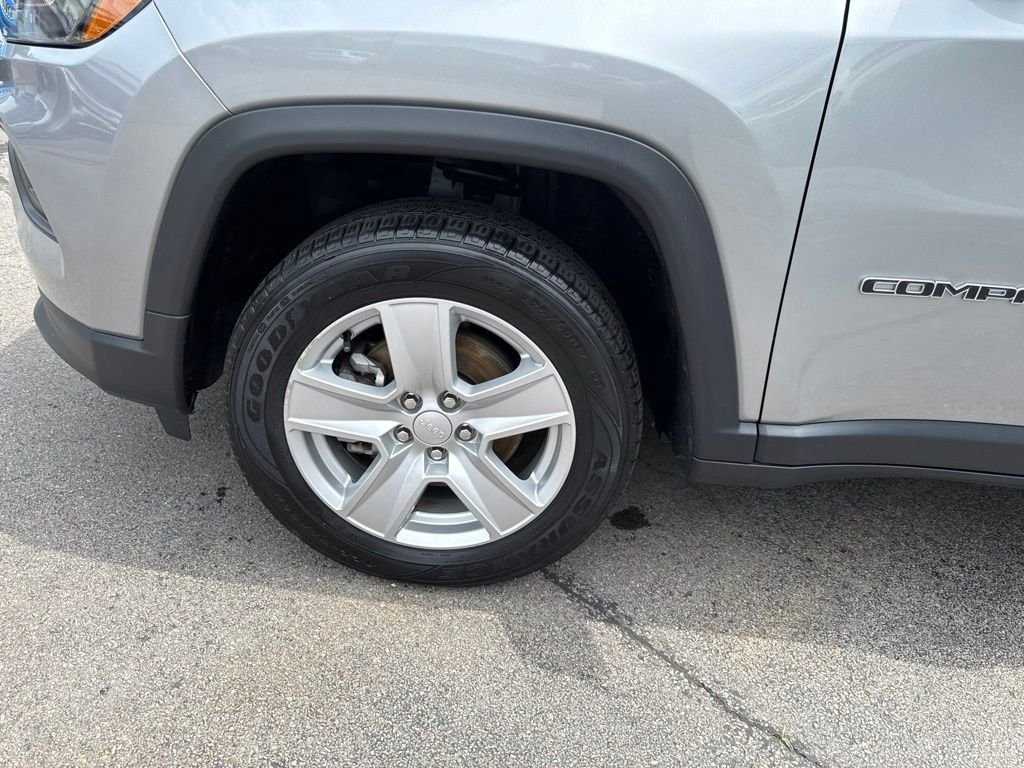 Used 2022 Silver Jeep Latitude image 11
